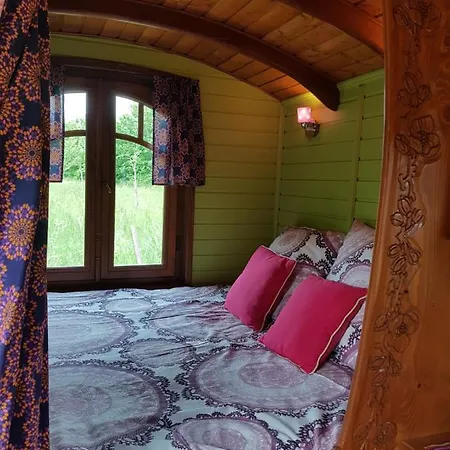 La Roulotte De Pommette Et Billy - Lares 住宿加早餐酒店