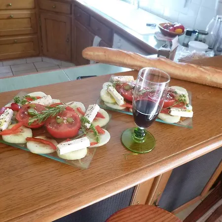 La Roulotte De Pommette Et Billy - Lares 住宿加早餐酒店 4*