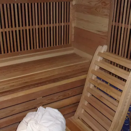 La Roulotte De Pommette Et Billy - Lares 住宿加早餐酒店